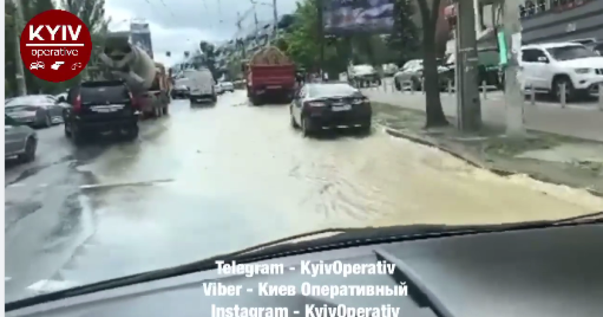 З-під асфальту б'є вода: у Києві через прорив водопроводу затопило дорогу