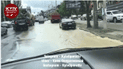 З-під асфальту б'є вода: у Києві через прорив водопроводу затопило дорогу