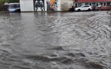 "Озеро посеред міста": у Чернівцях після потужної зливи затопило автостанцію та дороги (фото)