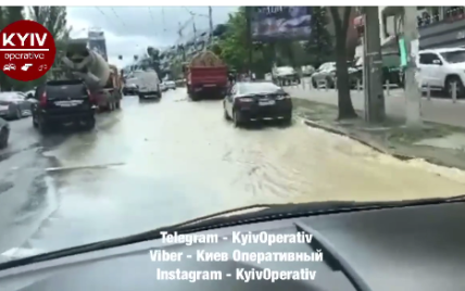 З-під асфальту б'є вода: у Києві через прорив водопроводу затопило дорогу
