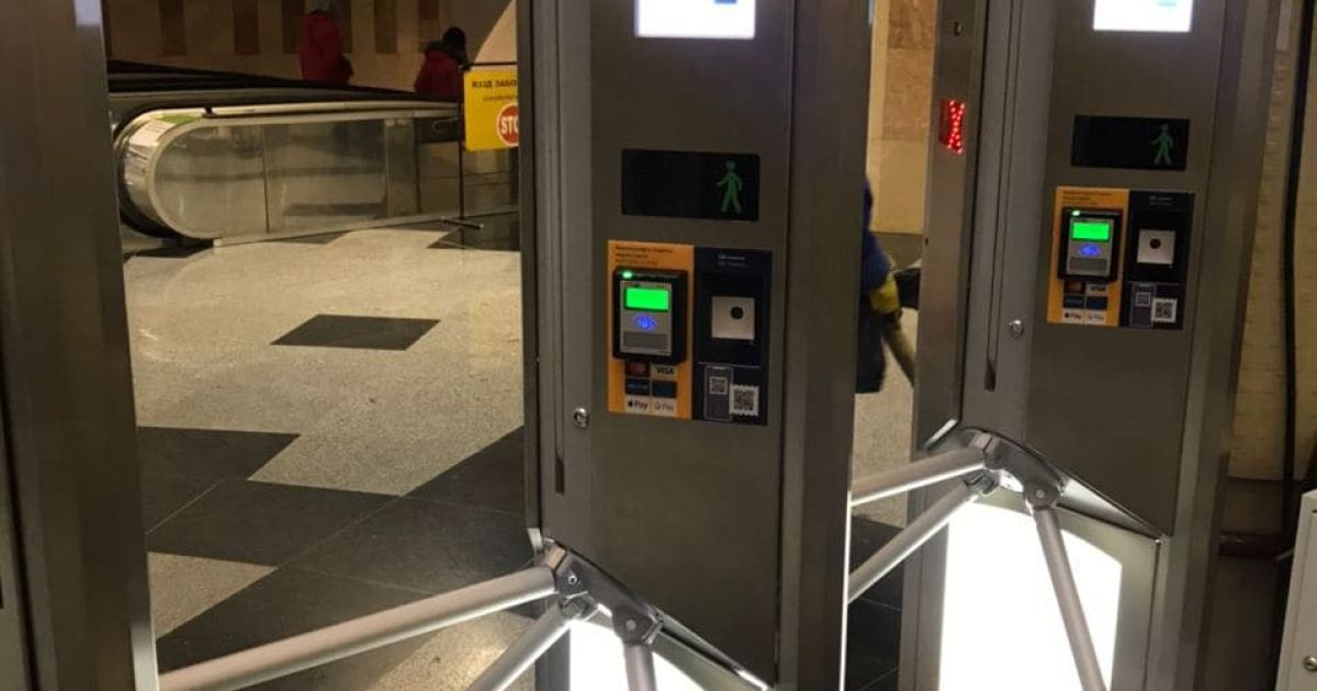 Еще на одной станции киевского метро появятся турникеты-гиганты, через которые невозможно перепрыгнуть