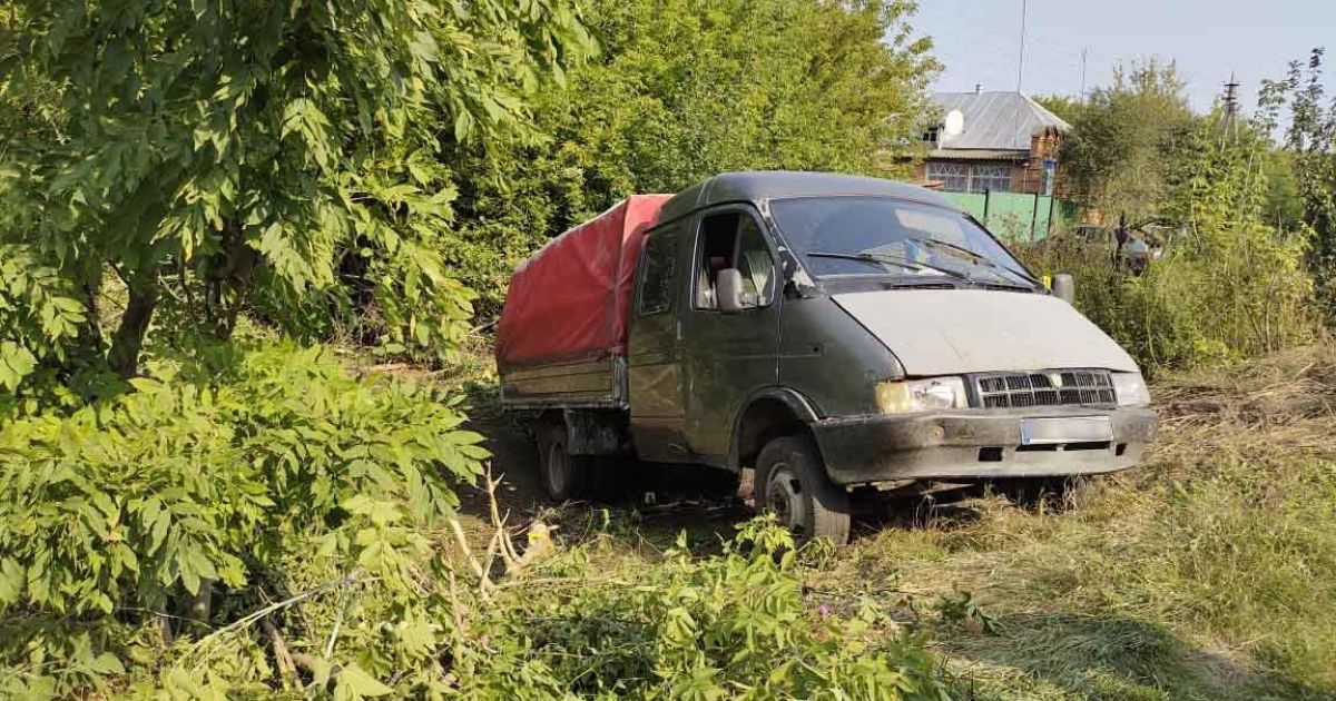 У Сумській області чоловік натрапив на два трупи у кюветі: фото