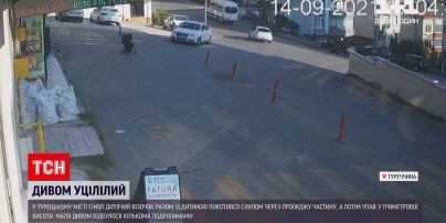 Новости мира: в Турции коляска с ребенком едва не попал под колеса авто