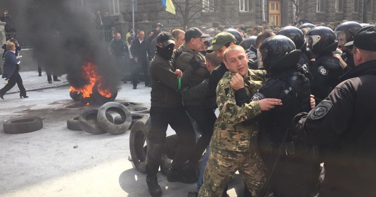 Под Администрацией президента - стычки, горят шины и привезли виселицу