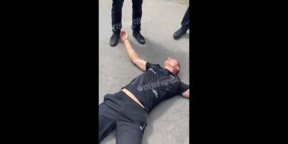 В Одесі співробітник поліції ударом повалив чоловіка на землю