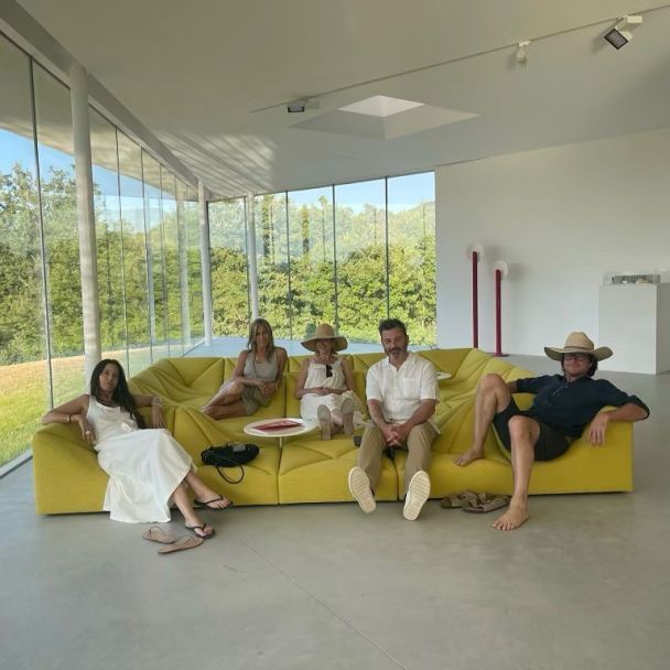 Дженнифер Энистон с друзьями / © instagram.com/jenniferaniston