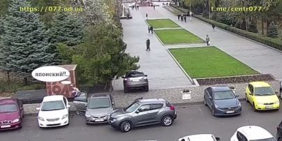 Богиня вождения: в Одессе авто-леди уезжала со стоянки так, что другой автомобиль "ловили" где-то в парке (видео)