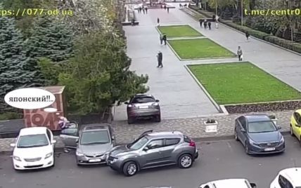 Богиня кермування: в Одесі авто-леді рушала зі стоянки так, що інший автомобіль "ловили" десь у парку (відео)