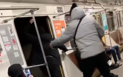 "Чуть не оторвало голову": в Киеве пьяный мужчина открыл дверь метро во время движения (видео)