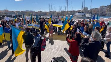 У французькому Марселі українці вийшли на мітинг під мерію та заспівали гімн України