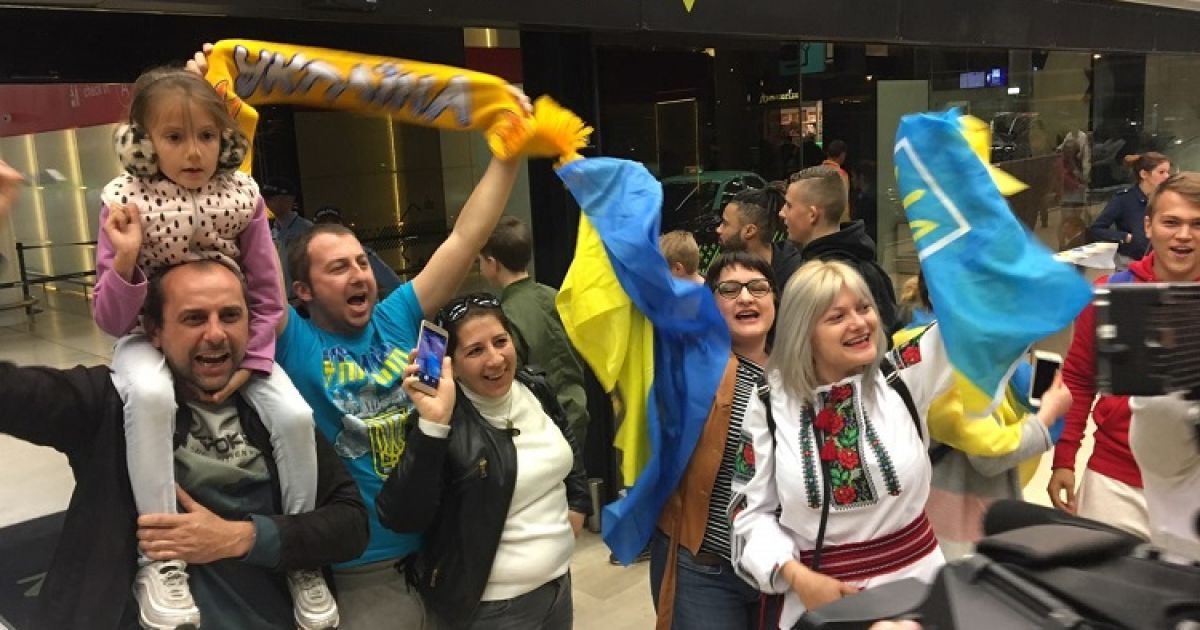 Збірну України патріотично зустріли у Португалії