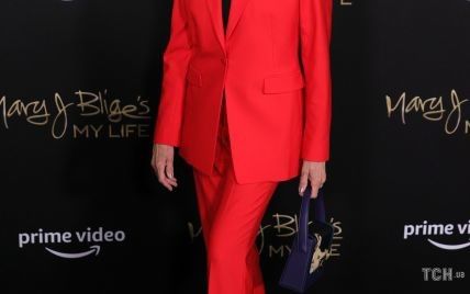 У стильному червоному костюмі чоловічого крою: новий розкішний лук Мей Маск у Нью-Йорку
