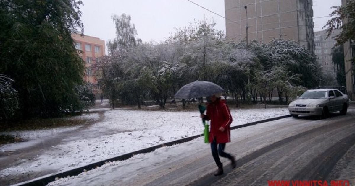 Негода на Вінничині. Лідер гурту "ТіК" уже встиг натерти собі першим снігом щоки