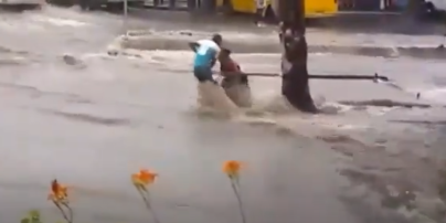 У Донецьку після дощу стався потоп: людей змивало водою й утворилася паніка
