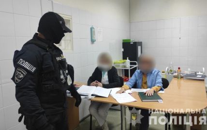 В Одессе спецназ полиции задержал трех врачей наркологической клиники: появилось видео