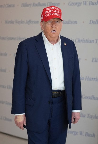 У Трампа на руці знову побачили пляму