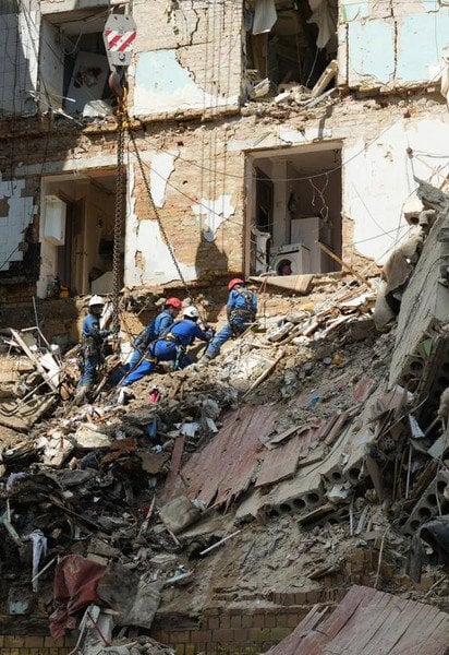 У Києві ліквідують наслідки атаки РФ: що відомо про жертв і руйнування в Шевченківському районі