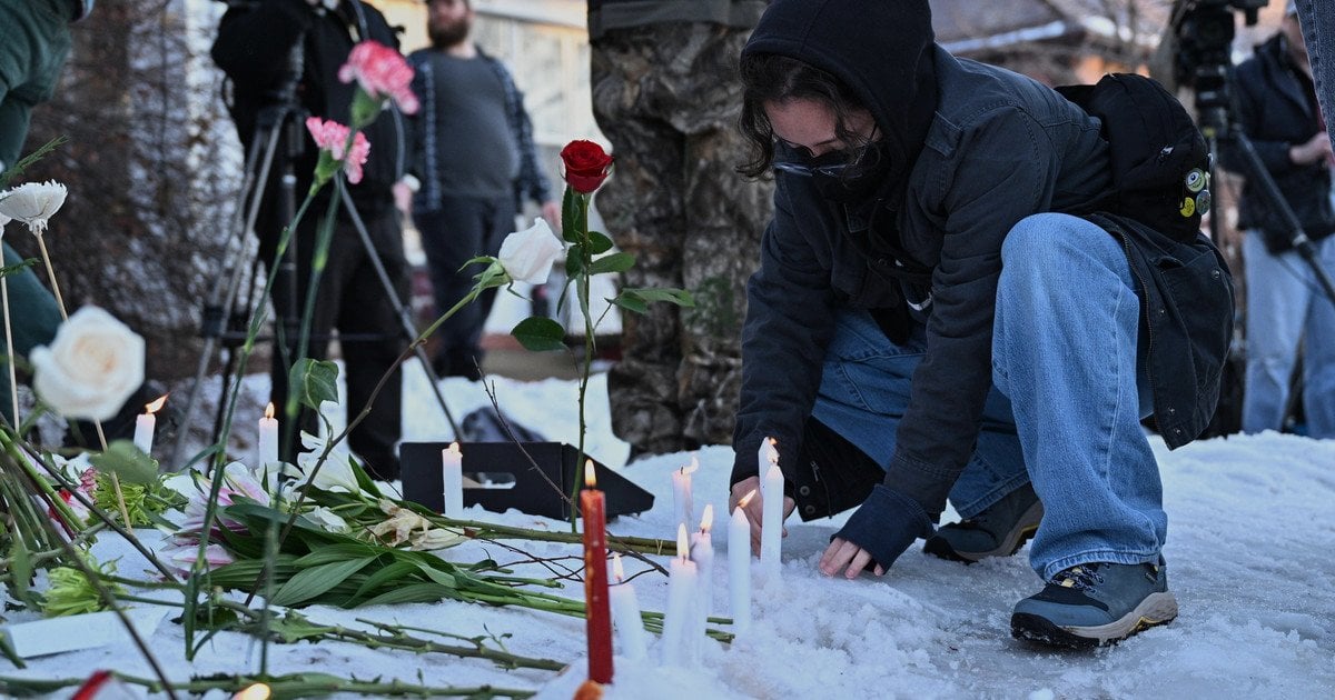 На місце вбивста люди несуть квіти