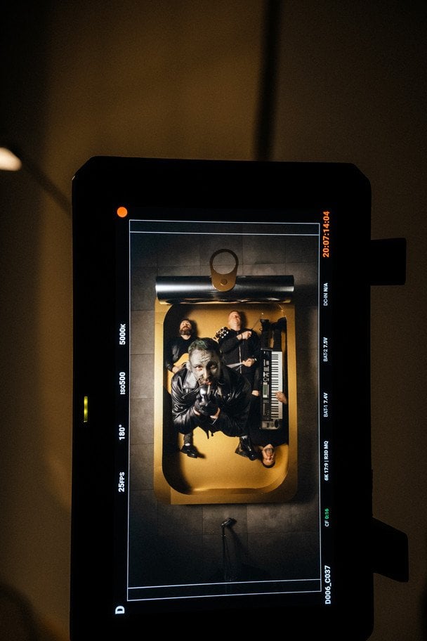 Кадр із кліпу "Вже не сом"