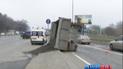 В Киеве на съезде с Дарницкого моста перевернулся грузовик, водитель погиб