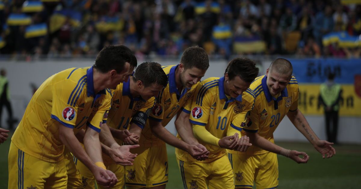 Футболисты украинской сборной во время игры с беларусами во Львове празднуют очередной гол, условно "убаюкивая" новорожденную дочку Злату Евгения Коноплянки / © Проспорт