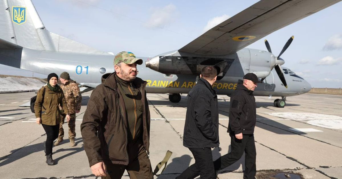 На одній із позицій ООС нардепи та іноземні журналісти потрапили під обстріл бойовиків