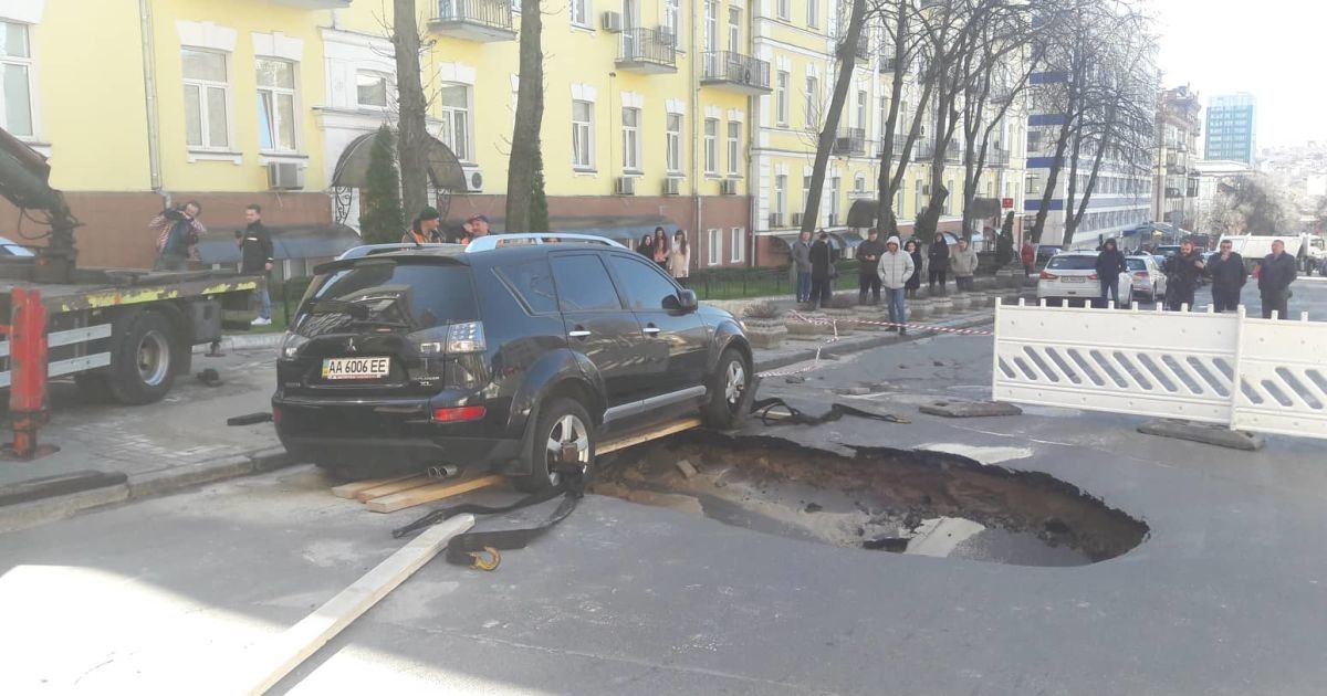 Провал асфальту у Києві_7 / © Фото Натальи Нагорной/ТСН