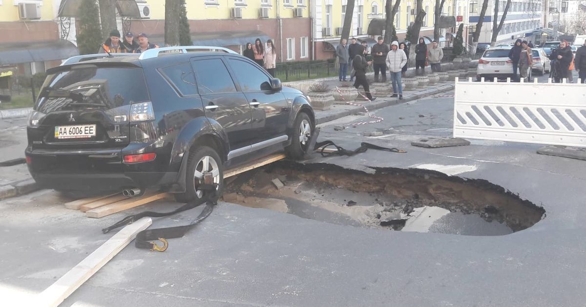 Провал асфальту у Києві_5 / © Фото Натальи Нагорной/ТСН