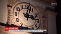 На час вперед: Украина переводит часы