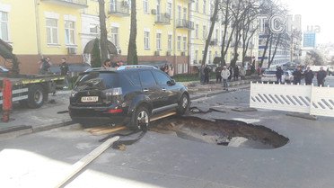 Провал асфальту у Києві_7 / © Фото Наталії Нагорної/ТСН