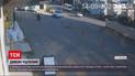 Новини світу: в Туреччині дитячий візочок із дитиною ледь не потрапив під колеса авто
