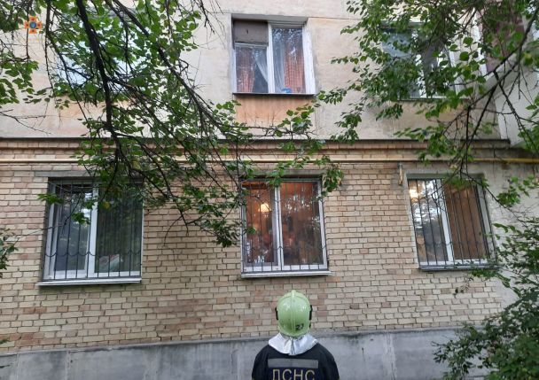 Спасатели передали маленькую озорницу полицейским