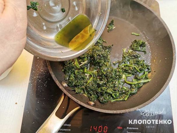 Скрамбл со шпинатом / © klopotenko.com