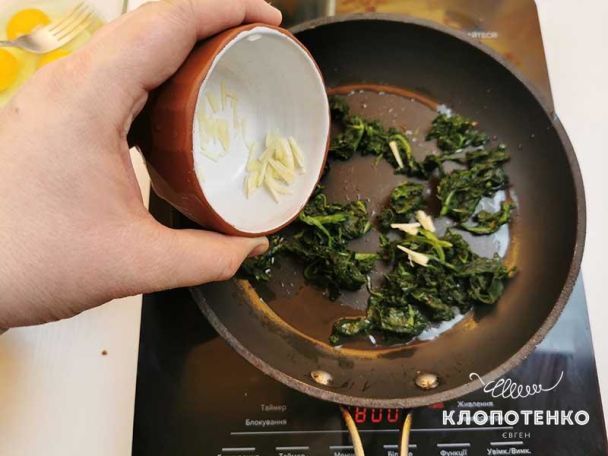 Скрамбл со шпинатом / © klopotenko.com