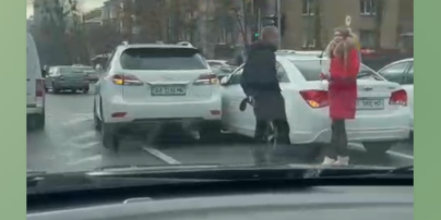 Масштабное ДТП в Киеве: семь автомобилей столкнулись на светофоре из-за гололеда (видео)