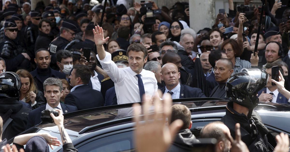 Макрона закидали помідорами: охорона боронила президента Франції парасолями