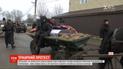 Активисты устроили перформанс в виде похорон под домом главы Нацбанка