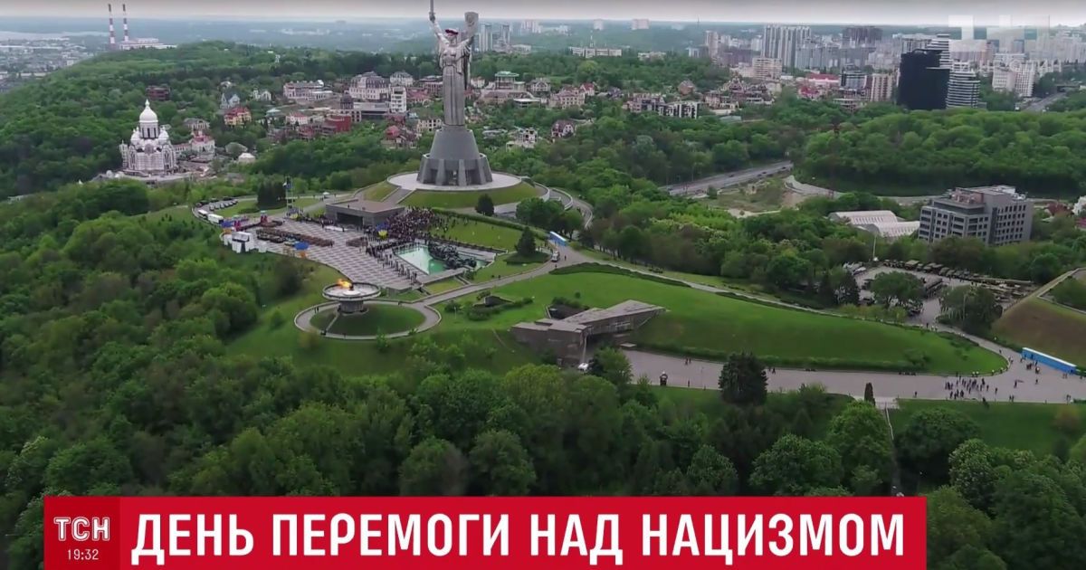 Без помпы и с работой над будущим: в Киеве в День победы состоялась присяга новобранцев армии
