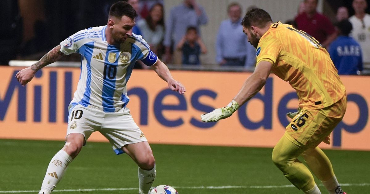 Нападающий сборной Аргентины Лионель Месси в матче против Канады