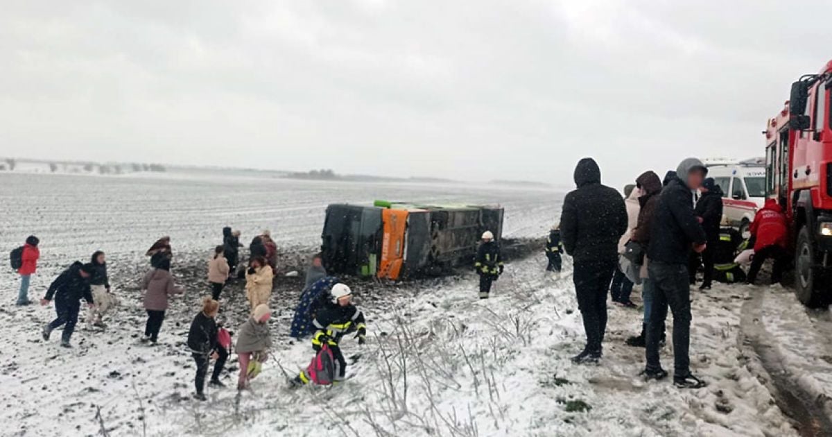 На Хмельниччині перекинувся пасажирський автобус (фото, відео)