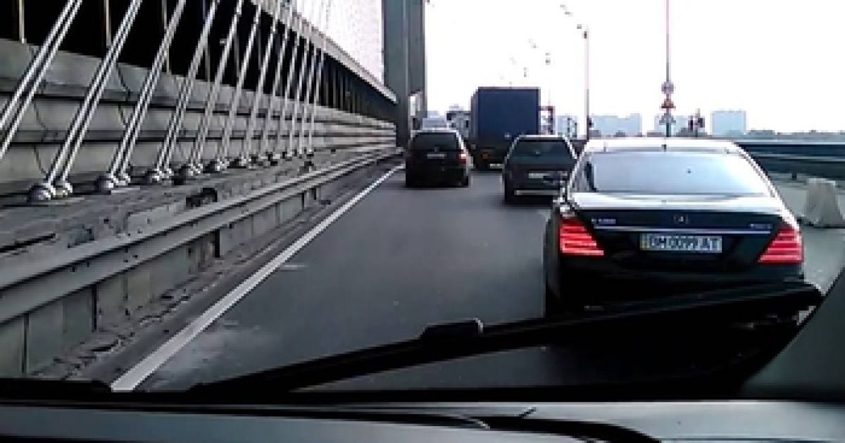 В Сети появилось видео, как киевские водители пропускают скорую