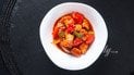 Куриное филе тушеное в кисло-сладком соусе с болгарским перцем и морковью