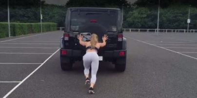 Сеть поразило видео привлекательной бодибилдерши, которая толкает джип