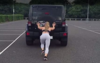Сеть поразило видео привлекательной бодибилдерши, которая толкает джип