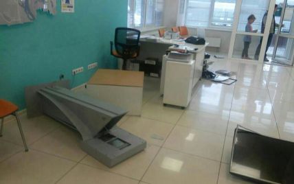 Серійний погромник: офіси "Київенерго" безкарно знищує психічно хворий киянин