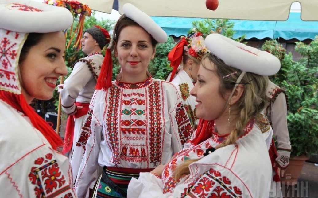 Дни бессарабской культуры во Львове. В городе Льва начались Дни бессарабской культуры, которые продлятся в течение 17 и 18 октября под лозунгом "Сшиваем страну". В рамках фестиваля будут выступать музыкальные и танцевальные коллективы из разных уголков Одесской области, будет действовать выставка быта различных этнических групп. / © УНИАН