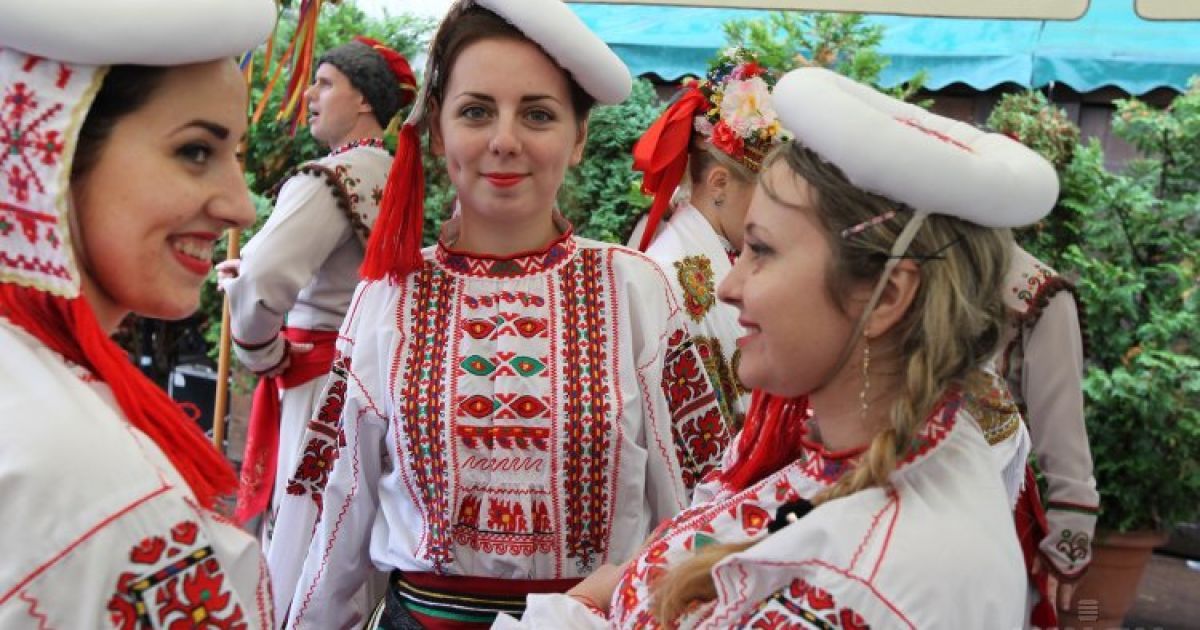 Дни бессарабской культуры во Львове. В городе Льва начались Дни бессарабской культуры, которые продлятся в течение 17 и 18 октября под лозунгом "Сшиваем страну". В рамках фестиваля будут выступать музыкальные и танцевальные коллективы из разных уголков Одесской области, будет действовать выставка быта различных этнических групп. / © УНИАН