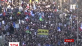 На площадь Наций в Париже постоянно подходят десятки тысяч людей