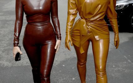 Обидві в латексі: ефектні Кім і Кортні Кардашян на модному шоу в Парижі