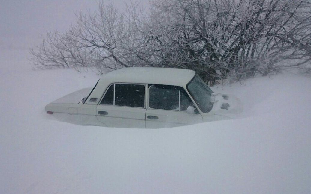 Авто у снігу на горі Ай-Петрі в Криму / © Twitter/RoksolanaToday&Крым
